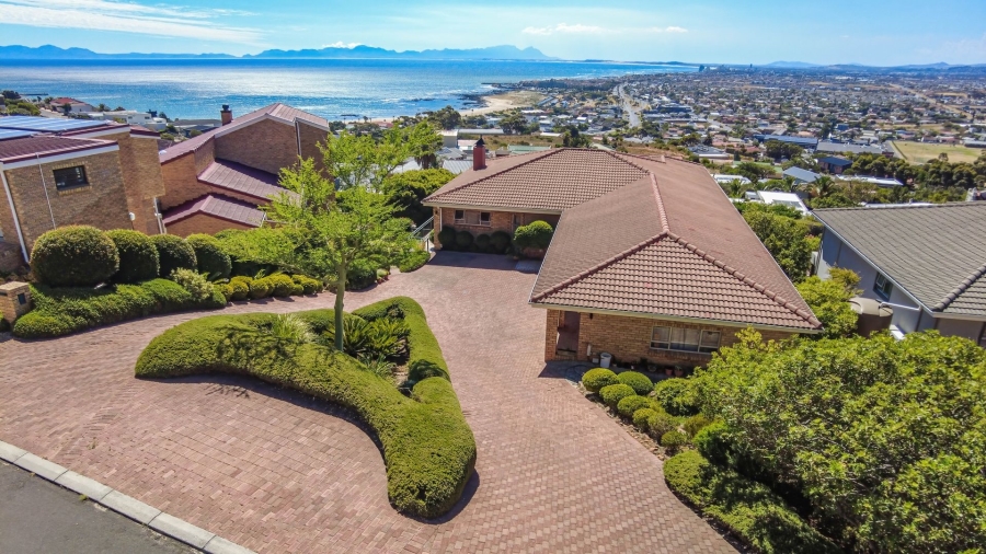 5 Bedroom Property for Sale in Mountainside Western Cape